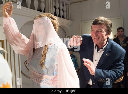 Moritzburg, Allemagne. Feb 17, 2017. Acteur tchèque Pavel Travnicek exbhition pose dans le film culte de Noël sur la 'Drei Haselnuesse fuer Aschenbroedel" au Château de Moritzburg à Moritzburg, Allemagne, 17 février 2017. Travnicek a joué le Prince dans le film 'Fairytale germano-tchèque trois écrous pour Cinderella' à partir de 1973. Le film a été tourné au Château de Moritzburg, entre autres. Photo : Sebastian Kahnert/dpa-Zentralbild/dpa/Alamy Live News Banque D'Images