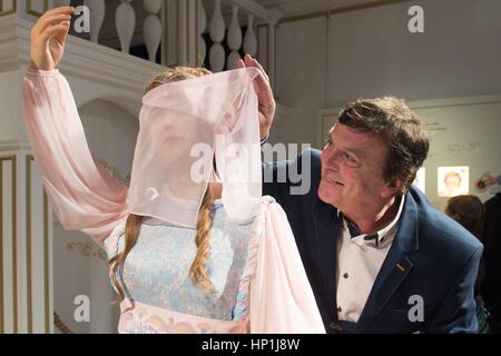 Moritzburg, Allemagne. Feb 17, 2017. Acteur tchèque Pavel Travnicek exbhition pose dans le film culte de Noël sur la 'Drei Haselnuesse fuer Aschenbroedel" au Château de Moritzburg à Moritzburg, Allemagne, 17 février 2017. Travnicek a joué le Prince dans le film 'Fairytale germano-tchèque trois écrous pour Cinderella' à partir de 1973. Le film a été tourné au Château de Moritzburg, entre autres. Photo : Sebastian Kahnert/dpa-Zentralbild/dpa/Alamy Live News Banque D'Images