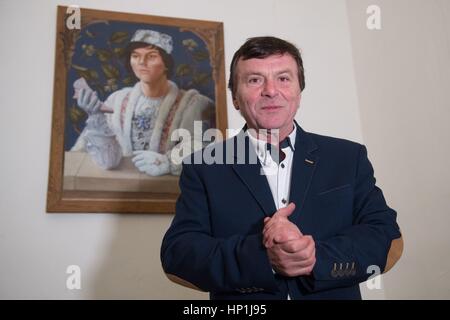 Moritzburg, Allemagne. Feb 17, 2017. Acteur tchèque Pavel Travnicek exbhition pose dans le film culte de Noël sur la 'Drei Haselnuesse fuer Aschenbroedel" au Château de Moritzburg à Moritzburg, Allemagne, 17 février 2017. Travnicek a joué le Prince dans le film 'Fairytale germano-tchèque trois écrous pour Cinderella' à partir de 1973. Le film a été tourné au Château de Moritzburg, entre autres. Photo : Sebastian Kahnert/dpa-Zentralbild/dpa/Alamy Live News Banque D'Images