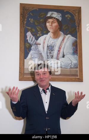 Moritzburg, Allemagne. Feb 17, 2017. Acteur tchèque Pavel Travnicek exbhition pose dans le film culte de Noël sur la 'Drei Haselnuesse fuer Aschenbroedel" au Château de Moritzburg à Moritzburg, Allemagne, 17 février 2017. Travnicek a joué le Prince dans le film 'Fairytale germano-tchèque trois écrous pour Cinderella' à partir de 1973. Le film a été tourné au Château de Moritzburg, entre autres. Photo : Sebastian Kahnert/dpa-Zentralbild/dpa/Alamy Live News Banque D'Images