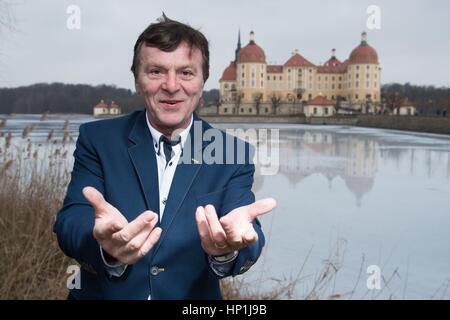 Moritzburg, Allemagne. Feb 17, 2017. Acteur tchèque Pavel Travnicek se place en avant du Château de Moritzburg à Moritzburg, Allemagne, 17 février 2017. Travnicek a joué le Prince dans le film 'Fairytale germano-tchèque trois écrous pour Cinderella' à partir de 1973. Le film a été tourné au Château de Moritzburg, entre autres. Photo : Sebastian Kahnert/dpa-Zentralbild/dpa/Alamy Live News Banque D'Images