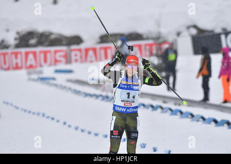 Hochfilzen, en Autriche. Feb 17, 2017. Laura Dahlmeier de Allemagne en action au cours de la women's 4x6 km relais lors de la Coupe du Monde de biathlon à Hochfilzen, en Autriche, le 17 février 2017. Photo : Martin Schutt/dpa-Zentralbild/dpa/Alamy Live News Banque D'Images