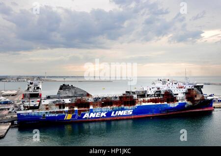 L'holocauste des car-ferry Norman 'Atlantic' docks dans le port de Bari (Italie), 17 août 2016. Pour le car-ferry de l'Anek Lines un incendie s'est déclaré dans le nord-ouest de l'île de Corfou, le 28 décembre 2014. Dans le monde d'utilisation | Banque D'Images