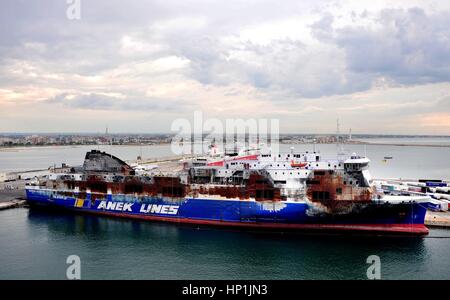 L'holocauste des car-ferry Norman 'Atlantic' docks dans le port de Bari (Italie), 17 août 2016. Pour le car-ferry de l'Anek Lines un incendie s'est déclaré dans le nord-ouest de l'île de Corfou, le 28 décembre 2014. Dans le monde d'utilisation | Banque D'Images