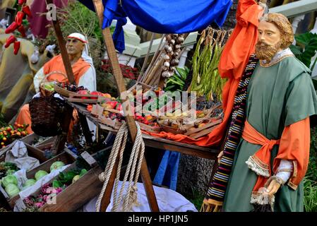 Teneriffa, Espagne. Déc 30, 2016. Les figures et les échoppes de marché sur la place du marché à La Orotava sur l'île canarienne de Tenerife (Espagne), 30 décembre 2016. Utilisation dans le monde entier | Credit : dpa/Alamy Live News Banque D'Images