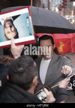 Berlin, Allemagne. Feb 17, 2017. Hugh Jackman acteur du film 'Logan' arrive à la 67e Festival International du Film de Berlin à Berlin, Allemagne, 17 février 2017. L'US-American Movie s'exécute en dehors de la compétition. Photo : Jörg Carstensen/dpa/Alamy Live News Banque D'Images