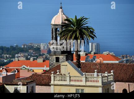 Teneriffa, Espagne. Déc 30, 2016. Clocher de l'église de "Iglesia Santo Domingo' à La Orotava sur l'île canarienne de Tenerife (Espagne), 30 décembre 2016. Utilisation dans le monde entier | Credit : dpa/Alamy Live News Banque D'Images