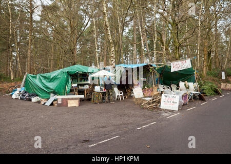 Coldharbor Abinger Road, Forêt, Près de Leith Hill, Surrey, UK. Feb 17, 2017. Des manifestants anti fracturation hydraulique entrée routière camp. Crédit : Tony Watson/Alamy Live News Banque D'Images