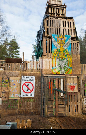 Abinger Forêt, Près de Leith Hill, Coldharbor, Surrey, UK. Feb 17, 2017. Les manifestants de fracturation fort de fortune construits à partir de palettes en bois, dans la forêt. Abinger Crédit : Tony Watson/Alamy Live News Banque D'Images