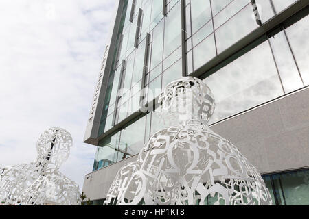 Seattle, USA. 16 Février, 2017. Seattle, Washington : Allen Institute for Science du cerveau. Fondé par le co-fondateur de Microsoft Paul Allen en 2003, la recherche médicale indépendante, à but non lucratif se consacre à l'accélération de la compréhension du fonctionnement du cerveau humain. Les sculptures intitulé 'réunion d'esprits : Emmanuel Hutin' sont par l'artiste catalan Jaume Plensa. Les formulaires sont assis un tissu patchwork de lettres et de symboles représentant sept alphabets. Crédit : Paul Gordon/Alamy Live News Banque D'Images