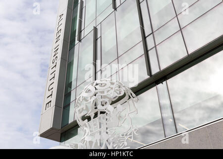 Seattle, USA. 16 Février, 2017. Seattle, Washington : Allen Institute for Science du cerveau. Fondé par le co-fondateur de Microsoft Paul Allen en 2003, la recherche médicale indépendante, à but non lucratif se consacre à l'accélération de la compréhension du fonctionnement du cerveau humain. Les sculptures intitulé 'réunion d'esprits : Emmanuel Hutin' sont par l'artiste catalan Jaume Plensa. Les formulaires sont assis un tissu patchwork de lettres et de symboles représentant sept alphabets. Crédit : Paul Gordon/Alamy Live News Banque D'Images