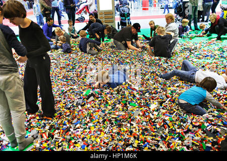 Copenhague, Danemark. Feb 17, 2017. Les enfants et les adultes de tous âges deviennent fous à l'assemblée annuelle de l'événement du monde de LEGO dans le Bella Center de Copenhague. Le Groupe LEGO est la plus grande compagnie de jouets par revenu et les briques en plastique colorés semblent plus populaires que jamais à la famille, qui inclut les modèles LEGO géant, attractions spectaculaires et la sortie de mondes de thèmes LEGO. Gonzales : Crédit Photo/Alamy Live News Banque D'Images