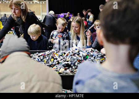 Copenhague, Danemark. Feb 17, 2017. Les enfants et les adultes de tous âges deviennent fous à l'assemblée annuelle de l'événement du monde de LEGO dans le Bella Center de Copenhague. Le Groupe LEGO est la plus grande compagnie de jouets par revenu et les briques en plastique colorés semblent plus populaires que jamais à la famille, qui inclut les modèles LEGO géant, attractions spectaculaires et la sortie de mondes de thèmes LEGO. Gonzales : Crédit Photo/Alamy Live News Banque D'Images