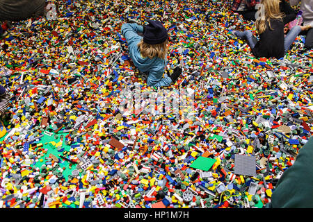 Copenhague, Danemark. Feb 17, 2017. Les enfants et les adultes de tous âges deviennent fous à l'assemblée annuelle de l'événement du monde de LEGO dans le Bella Center de Copenhague. Le Groupe LEGO est la plus grande compagnie de jouets par revenu et les briques en plastique colorés semblent plus populaires que jamais à la famille, qui inclut les modèles LEGO géant, attractions spectaculaires et la sortie de mondes de thèmes LEGO. Gonzales : Crédit Photo/Alamy Live News Banque D'Images