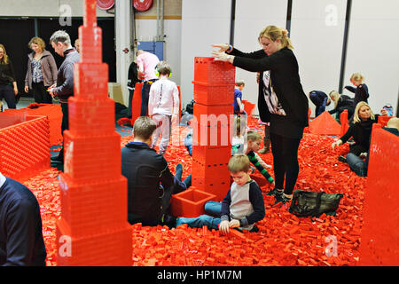 Copenhague, Danemark. Feb 17, 2017. Les enfants et les adultes de tous âges deviennent fous à l'assemblée annuelle de l'événement du monde de LEGO dans le Bella Center de Copenhague. Le Groupe LEGO est la plus grande compagnie de jouets par revenu et les briques en plastique colorés semblent plus populaires que jamais à la famille, qui inclut les modèles LEGO géant, attractions spectaculaires et la sortie de mondes de thèmes LEGO. Gonzales : Crédit Photo/Alamy Live News Banque D'Images