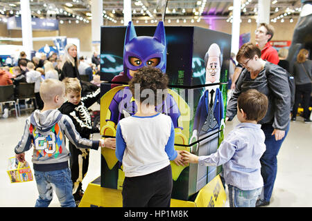 Copenhague, Danemark. Feb 17, 2017. Les enfants et les adultes de tous âges deviennent fous à l'assemblée annuelle de l'événement du monde de LEGO dans le Bella Center de Copenhague. Le Groupe LEGO est la plus grande compagnie de jouets par revenu et les briques en plastique colorés semblent plus populaires que jamais à la famille, qui inclut les modèles LEGO géant, attractions spectaculaires et la sortie de mondes de thèmes LEGO. Gonzales : Crédit Photo/Alamy Live News Banque D'Images