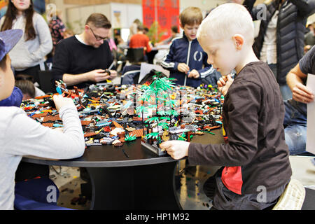 Copenhague, Danemark. Feb 17, 2017. Les enfants et les adultes de tous âges deviennent fous à l'assemblée annuelle de l'événement du monde de LEGO dans le Bella Center de Copenhague. Le Groupe LEGO est la plus grande compagnie de jouets par revenu et les briques en plastique colorés semblent plus populaires que jamais à la famille, qui inclut les modèles LEGO géant, attractions spectaculaires et la sortie de mondes de thèmes LEGO. Gonzales : Crédit Photo/Alamy Live News Banque D'Images