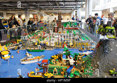 Copenhague, Danemark. Feb 17, 2017. Les enfants et les adultes de tous âges deviennent fous à l'assemblée annuelle de l'événement du monde de LEGO dans le Bella Center de Copenhague. Le Groupe LEGO est la plus grande compagnie de jouets par revenu et les briques en plastique colorés semblent plus populaires que jamais à la famille, qui inclut les modèles LEGO géant, attractions spectaculaires et la sortie de mondes de thèmes LEGO. Gonzales : Crédit Photo/Alamy Live News Banque D'Images