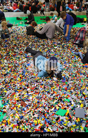 Copenhague, Danemark. Feb 17, 2017. Les enfants et les adultes de tous âges deviennent fous à l'assemblée annuelle de l'événement du monde de LEGO dans le Bella Center de Copenhague. Le Groupe LEGO est la plus grande compagnie de jouets par revenu et les briques en plastique colorés semblent plus populaires que jamais à la famille, qui inclut les modèles LEGO géant, attractions spectaculaires et la sortie de mondes de thèmes LEGO. Gonzales : Crédit Photo/Alamy Live News Banque D'Images