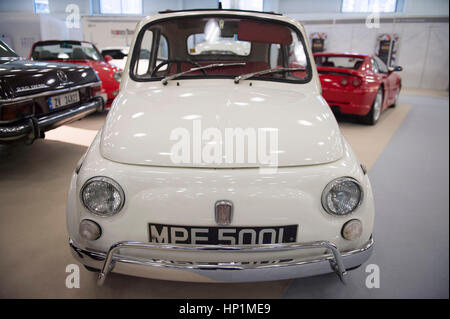 Olympia, Londres, Royaume-Uni. Feb 17, 2017. Automobile vente aux enchères historique juste et aperçu 24. Ultra-historique des voitures de luxe disponibles pour les propriétaires privés et les collectionneurs à la recherche d'investir dans une variété de voitures avec une vente aux enchères COYS le samedi 18 février. Photo : 1972 Fiat 500L, estimation £9 000-£12 000. Credit : Malcolm Park editorial/Alamy Live News Banque D'Images