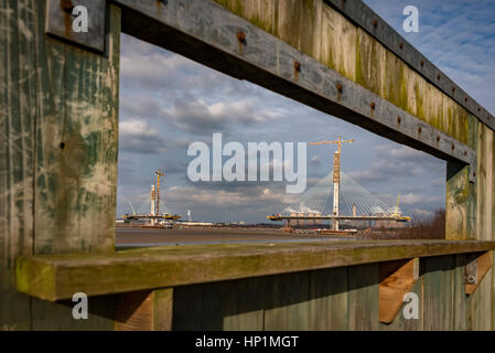 Runcorn, Cheshire, Royaume-Uni 17 Feb, 2017.. Le nouveau pont de passerelle sur la rivière Mersey prend forme. Vu de l'observateurs d'oiseaux à masquer l'Île Wigg à Runcorn, le pont devrait être terminé à l'automne 2017 afin de soulager la pression sur l'ancien pont Queensway. Crédit : John Davidson/Alamy Live News Banque D'Images