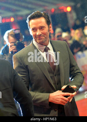 Berlin, Allemagne. Feb 17, 2017. L'acteur Hugh Jackman arrive à la première du film 'Logan' à la 67e Festival International du Film de Berlin à Berlin, Allemagne, 17 février 2017. L'US-American Movie s'exécute en dehors de la compétition. Photo : Paul Zinken/dpa/Alamy Live News Banque D'Images