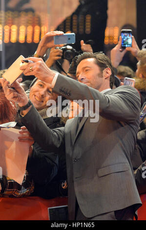 Berlin, Allemagne. Feb 17, 2017. L'acteur Hugh Jackman arrive à la première du film 'Logan' à la 67e Festival International du Film de Berlin à Berlin, Allemagne, 17 février 2017. L'US-American Movie s'exécute en dehors de la compétition. Photo : Paul Zinken/dpa/Alamy Live News Banque D'Images