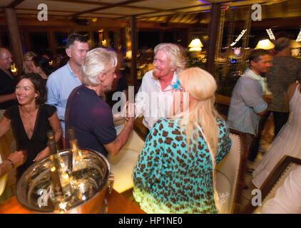 L'île de Neckar, Amérique, Iles Vierges britanniques. 17 novembre, 2014. Sir Richard Branson greets Bjorn Borg et sa femme Patricia pour la première fois dans la salle à manger principale sur Necker Island. Credit : Mark Greenberg/ZUMA/Alamy Fil Live News Banque D'Images