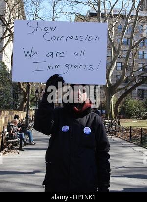 New York, NY, USA. Feb 17, 2017. Les participants à la grève générale nationale jour manifestation tenue à Washington Square Park, à New York, New York le 17 février 2017. Rainmaker : Crédit Photo/media/Alamy Punch Live News Banque D'Images