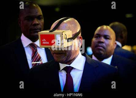 (170217) -- JOHANNESBURG, 17 février 2017 (Xinhua) -- File photo prise le 7 avril 2016 montre le président sud-africain Jacob Zuma tente un VR fournie par les banques fusionnées d'Afrique du Sud (ABSA) lors du lancement de la commande en projet pilote du ministère de l'Intérieur au centre de congrès Gallagher à Midrand, près de Johannesburg, Afrique du Sud ? ?. ?Le gouvernement sud-africain est prêt à agir contre les abus de marché, la fixation des prix et de collusion dans le secteur privé afin de protéger l'économie du pays, le président Jacob Zuma a dit le 16 février 2017. Zuma s'est exprimé après la Competitio Banque D'Images