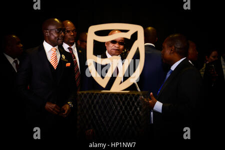 (170217) -- JOHANNESBURG, 17 février 2017 (Xinhua) -- File photo prise le 7 avril 2016 montre le président sud-africain Jacob Zuma (C) examine le logo de Standard Bank lors du lancement de la commande en projet pilote du ministère de l'Intérieur au centre de congrès Gallagher à Midrand, près de Johannesburg, Afrique du Sud ? ?. ?Le gouvernement sud-africain est prêt à agir contre les abus de marché, la fixation des prix et de collusion dans le secteur privé afin de protéger l'économie du pays, le président Jacob Zuma a dit le 16 février 2017. Zuma s'est exprimé après la Commission de la concurrence a annoncé, le mercredi Banque D'Images