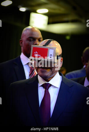 (170217) -- JOHANNESBURG, 17 février 2017 (Xinhua) -- File photo prise le 7 avril 2016 montre le président sud-africain Jacob Zuma tente un VR fournie par les banques fusionnées d'Afrique du Sud (ABSA) lors du lancement de la commande en projet pilote du ministère de l'Intérieur au centre de congrès Gallagher à Midrand, près de Johannesburg, Afrique du Sud ? ?. ?Le gouvernement sud-africain est prêt à agir contre les abus de marché, la fixation des prix et de collusion dans le secteur privé afin de protéger l'économie du pays, le président Jacob Zuma a dit le 16 février 2017. Zuma s'est exprimé après la Competitio Banque D'Images