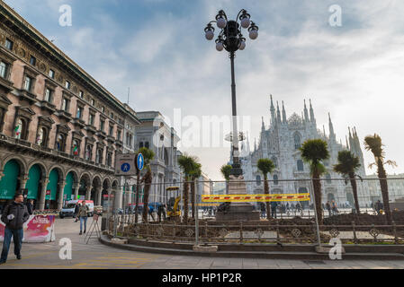 Milan, Italie. 17 Février, 2017. La Piazza del Duomo (Place de la cathédrale), Milan, Italie - 17 Février 2017 : préparation vert parrainé par le géant Starbucks coffee shop qui arriveront en 2018 avec son premier magasin à Milan. L'entreprise a remporté la notification d'une vente aux enchères publiques de la ville pour le restyling des espaces verts en face de la cathédrale, derrière le monument équestre de Vittorio Emanuele II . Le choix de la paume a suscité quelques polémiques. Credit : Alessandro Mascheroni/Alamy Live News Banque D'Images