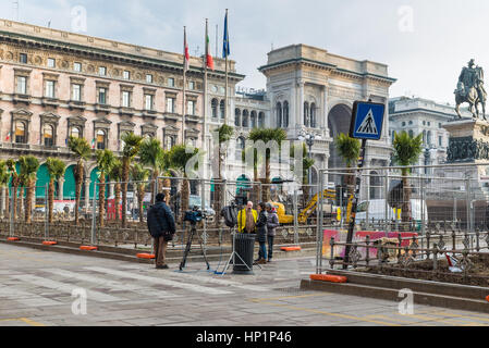 Milan, Italie. 17 Février, 2017. La Piazza del Duomo (Place de la cathédrale), Milan, Italie - 17 Février 2017 : préparation vert parrainé par le géant Starbucks coffee shop qui arriveront en 2018 avec son premier magasin à Milan. L'entreprise a remporté la notification d'une vente aux enchères publiques de la ville pour le restyling des espaces verts en face de la cathédrale, derrière le monument équestre de Vittorio Emanuele II . Le choix de la paume a suscité quelques polémiques. Credit : Alessandro Mascheroni/Alamy Live News Banque D'Images