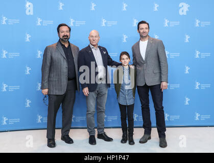 Berlin, Allemagne. Feb 17, 2017. (De G à D) réalisateur James Mangold, l'acteur Patrick Stewart, l'actrice Dafne vif et l'acteur Hugh Jackman assister à un photocall pour le film 'Logan' lors de la 67e Berlinale Festival International du Film de Berlin, capitale de l'Allemagne, le 17 février 2017. Credit : Shan Yuqi/Xinhua/Alamy Live News Banque D'Images