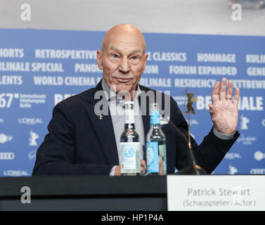 Berlin, Allemagne. Feb 17, 2017. L'acteur Patrick Stewart assiste à une conférence de presse pour le film 'Logan' lors de la 67e Berlinale Festival International du Film de Berlin, capitale de l'Allemagne, le 17 février 2017. Credit : Shan Yuqi/Xinhua/Alamy Live News Banque D'Images