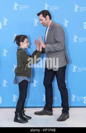 Berlin, Allemagne. Feb 17, 2017. L'acteur Hugh Jackman (R) et l'actrice Dafne vif réagir à un photocall pour le film 'Logan' lors de la 67e Berlinale Festival International du Film de Berlin, capitale de l'Allemagne, le 17 février 2017. Credit : Shan Yuqi/Xinhua/Alamy Live News Banque D'Images