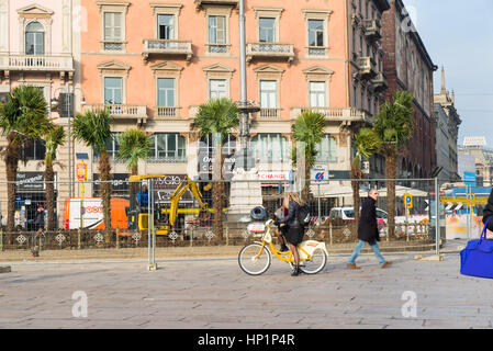 Milan, Italie. 17 Février, 2017. La Piazza del Duomo (Place de la cathédrale), Milan, Italie - 17 Février 2017 : préparation vert parrainé par le géant Starbucks coffee shop qui arriveront en 2018 avec son premier magasin à Milan. L'entreprise a remporté la notification d'une vente aux enchères publiques de la ville pour le restyling des espaces verts en face de la cathédrale, derrière le monument équestre de Vittorio Emanuele II . Le choix de la paume a suscité quelques polémiques. Credit : Alessandro Mascheroni/Alamy Live News Banque D'Images