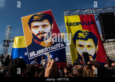 Madrid, Espagne. 16Th Jun 2017. Personnes qui protestaient pour réclamer la libération de Leopoldo Lopez et prisonniers politiques Crédit : Marcos del Mazo/Alamy Live News Banque D'Images