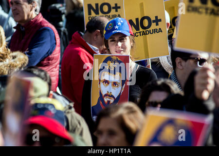 Madrid, Espagne. 16Th Jun 2017. Une femme tient une photo de Leopoldo Lopez au cours d'une manifestation pour réclamer la libération de prisonniers politiques Crédit : Marcos del Mazo/Alamy Live News Banque D'Images