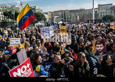 Madrid, Espagne. 16Th Jun 2017. Personnes qui protestaient pour réclamer la libération de Leopoldo Lopez et prisonniers politiques Crédit : Marcos del Mazo/Alamy Live News Banque D'Images