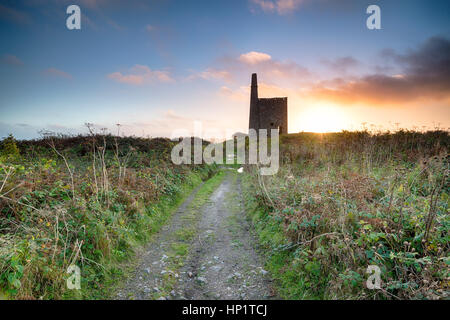 Coucher de soleil sur le Ding Dong moi engine house près de Penzance en Cornouailles Banque D'Images