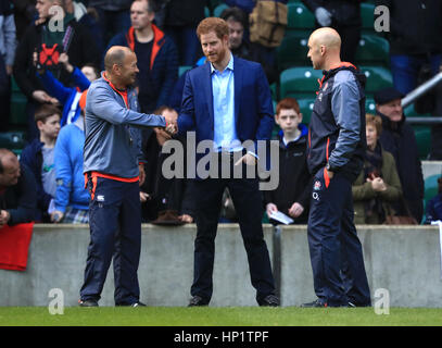 Le prince Harry, Patron de la Rugby Football Union (RFU) s'entretient avec l'Angleterre l'entraîneur-chef Eddie Jones comme il assiste à une séance de formation du Rugby au stade de Twickenham, Londres. Banque D'Images