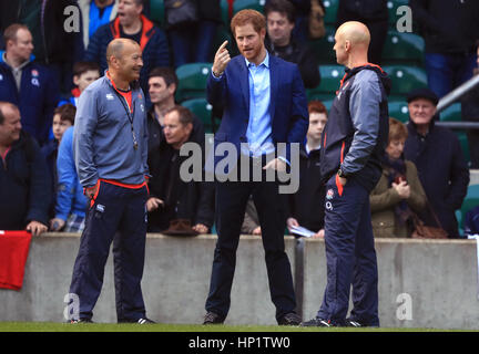 Le prince Harry, Patron de la Rugby Football Union (RFU) s'entretient avec l'Angleterre l'entraîneur-chef Eddie Jones et qu'il assiste à une séance de formation du Rugby au stade de Twickenham, Londres. Banque D'Images