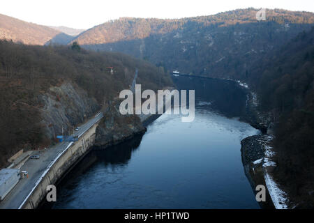 TREBENICE, RÉPUBLIQUE TCHÈQUE - le 14 février 2017:Slapy réservoir d'eau qui fait partie de la Vltava Cascade (Vltavska kaskada) Système de gestion de l'eau Banque D'Images