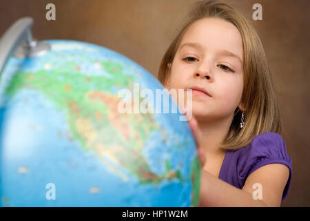 Modèle libération , Maedchen, 6 Jahre, mit Globus - Girl with globe Banque D'Images