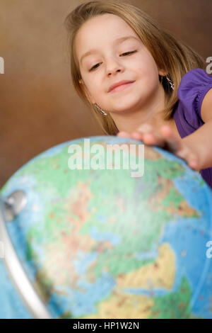 Modèle libération , Maedchen, 6 Jahre, mit Globus - Girl with globe Banque D'Images