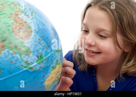 Modèle libération , Maedchen, 9 Jahre, mit Globus - Girl with globe Banque D'Images