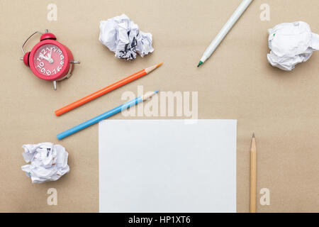 Concept d'entreprise:agrafeuse,Calculatrice horloge rouge,blanc,papier,vide,papier froissé le poster et crayon de couleur crayon stylo,,sur fond de papier brun Banque D'Images