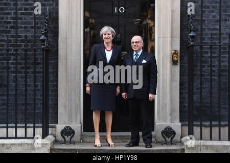 Premier ministre Theresa peut accueille le premier ministre français, Bernard Cazeneuve comme il arrive à Downing Street, Londres, pour une réunion bilatérale. Banque D'Images